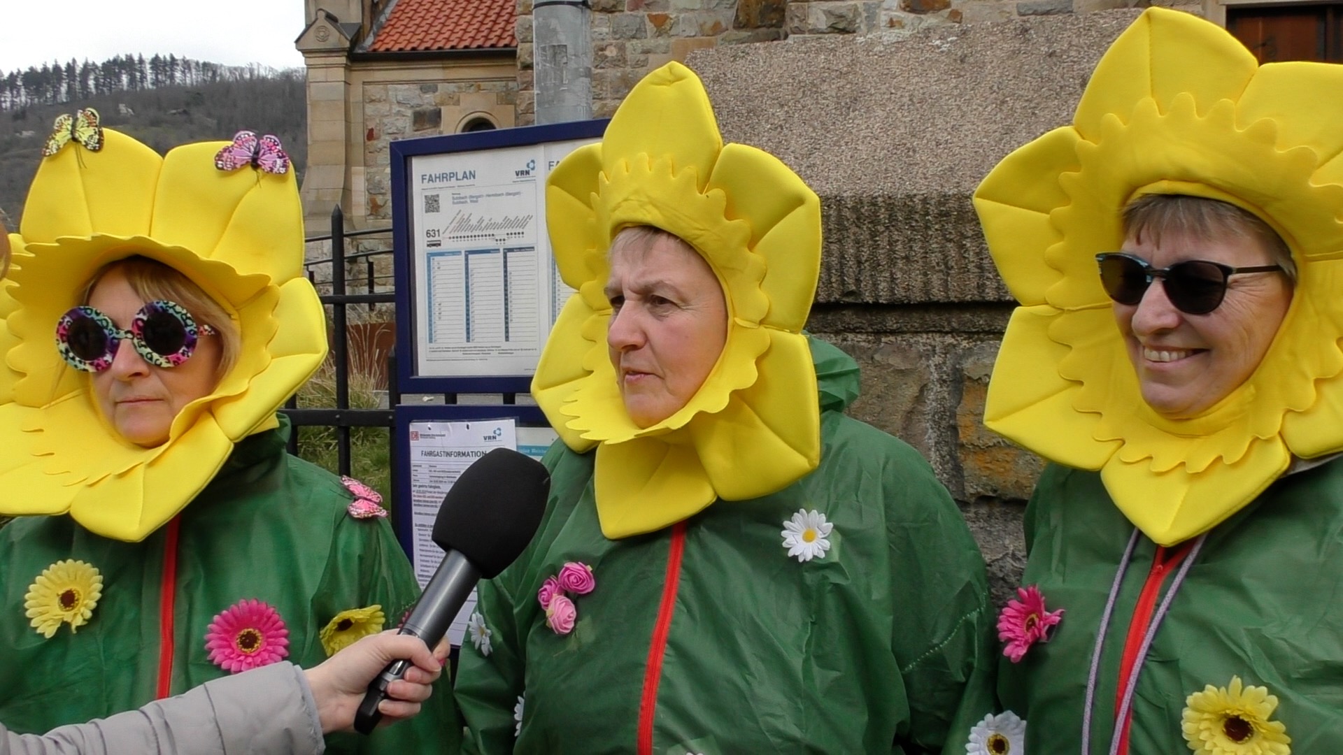 Drei Frauen des Landfrauenvereins Weinheim als Sonnenblumen verkleidet.